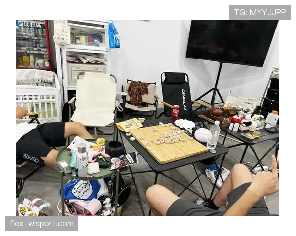 陶菲克训练完直接躺平刷手机，这松弛感是真练出来的还是摆烂啊？
